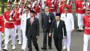 Presiden Jokowi bersama dengan Wapres Jusuf Kalla saat kirab pelantikan Gubernur dan Wakil Gubernur DKI Jakarta Anies Baswedan dan Sandiaga Uno periode 2017-2022 di Istana Negara, Jakarta, Senin (16/10). (Liputan6.com/Angga Yuniar)