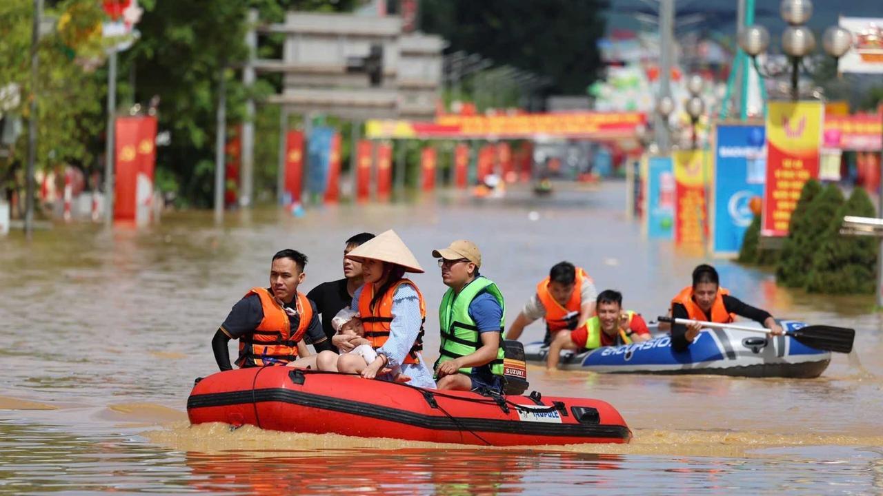 FOTO: Topan Matmo Luluhlantakkan Vietnam Utara, Banjir Terburuk dalam 60 Tahun