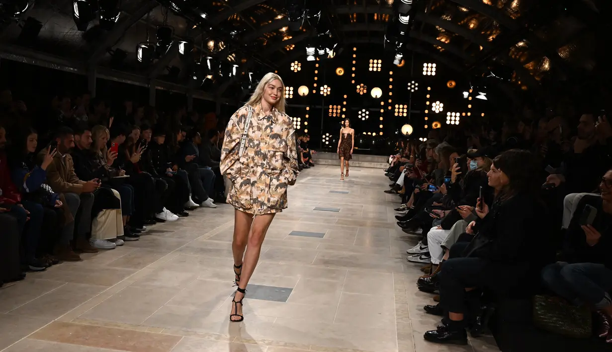 Model AS Gigi Hadid mempersembahkan kreasi untuk peragaan busana Isabel Marant Spring-Summer 2023 pada Paris Womenswear Fashion Week di Paris, Prancis, 29 September 2022. Gigi membiarkan rambut pirangnya tetap terurai. (Emmanuel DUNAND/AFP)