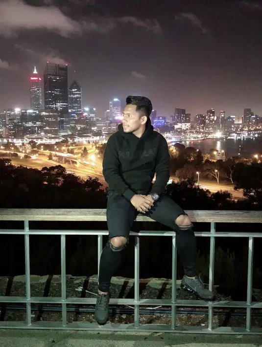 Berbusana serba hitam, jaket dan ripped jeans Andik Vermansah sangatlah cocok. Dengan pemandangan gedung-gedung membuat foto sangat berkomposisi.(Liputan6.com/IG/@Andikvermansah)