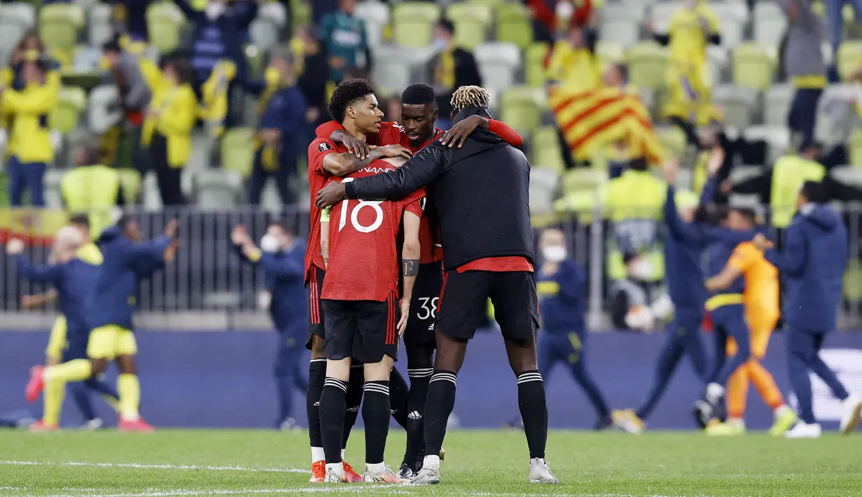 Pemain Manchester United saling berpelukan usai ditaklukkan Villarreal pada laga final Liga Europa di Stadion Gdansk, Kamis (27/5/2021). MU gagal menjadi juara usai takluk adu penalti dengan skor 10-11. (AFP/Kackper Pempel)