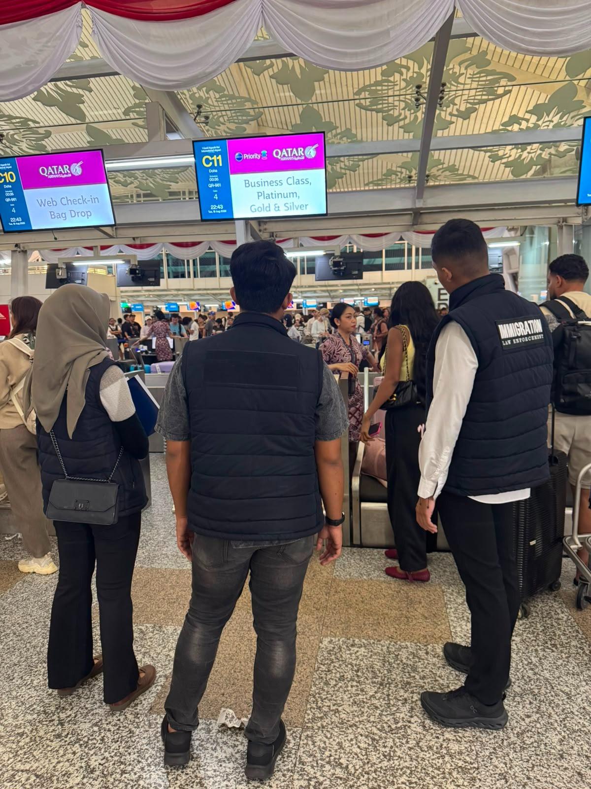 WNA asal Nigeria saat dilakukan pendeportasian. (Foto Humas Humas Imigrasi Ngurah Rai).