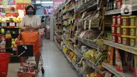 Masyarakat menengah lebih suka berbelanja di pasar ritel, Jakarta, Jumat (7/7/2023). (merdeka.com/imam buhori)