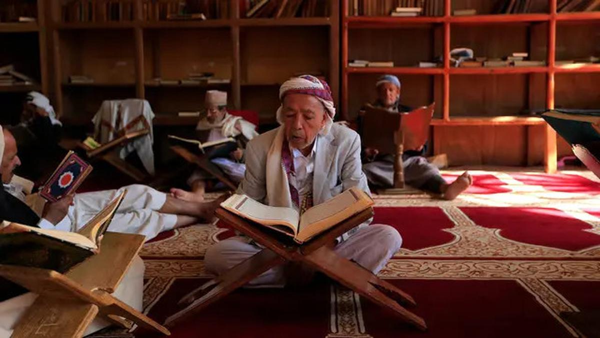 Unik, Tadarus dengan Al-Quran Berukuran Besar di Yaman
