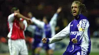 2. Gabriel Batistuta (Fiorentina), striker dengan ciri khas tendangan keras ini merupakan salah satu predator di lini belakang musuh.  Pemain berjuluk Batigol itu mewarnai kerasnya pertarungan Serie era 90an. (AFP/Adrian Dennis)