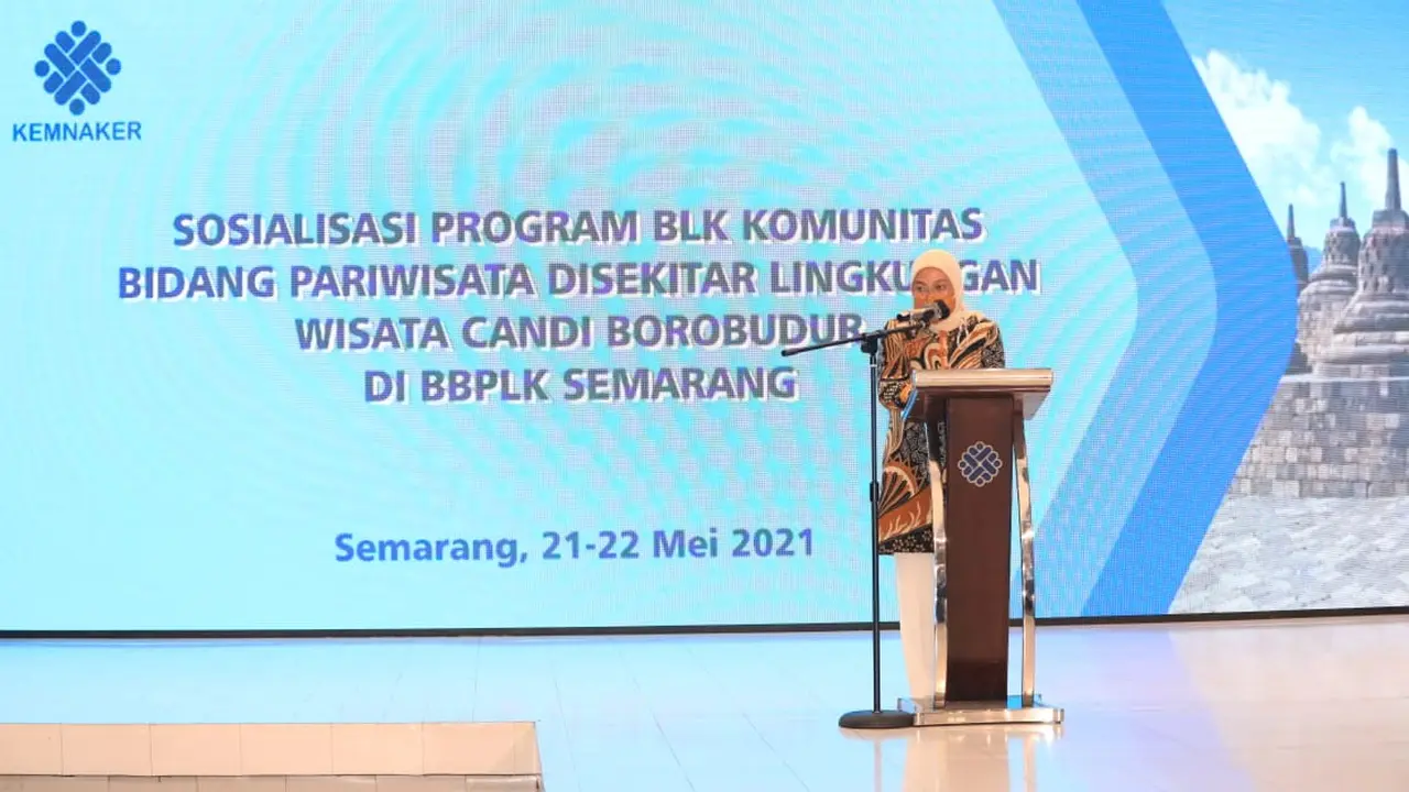 Menteri Ketenagakerjaan Ida Fauziyah dalam acara Sosialisasi Program BLK Komunitas Bidang Pariwisata di sekitar Lingkungan wisata Candi Borobudur, di Semarang