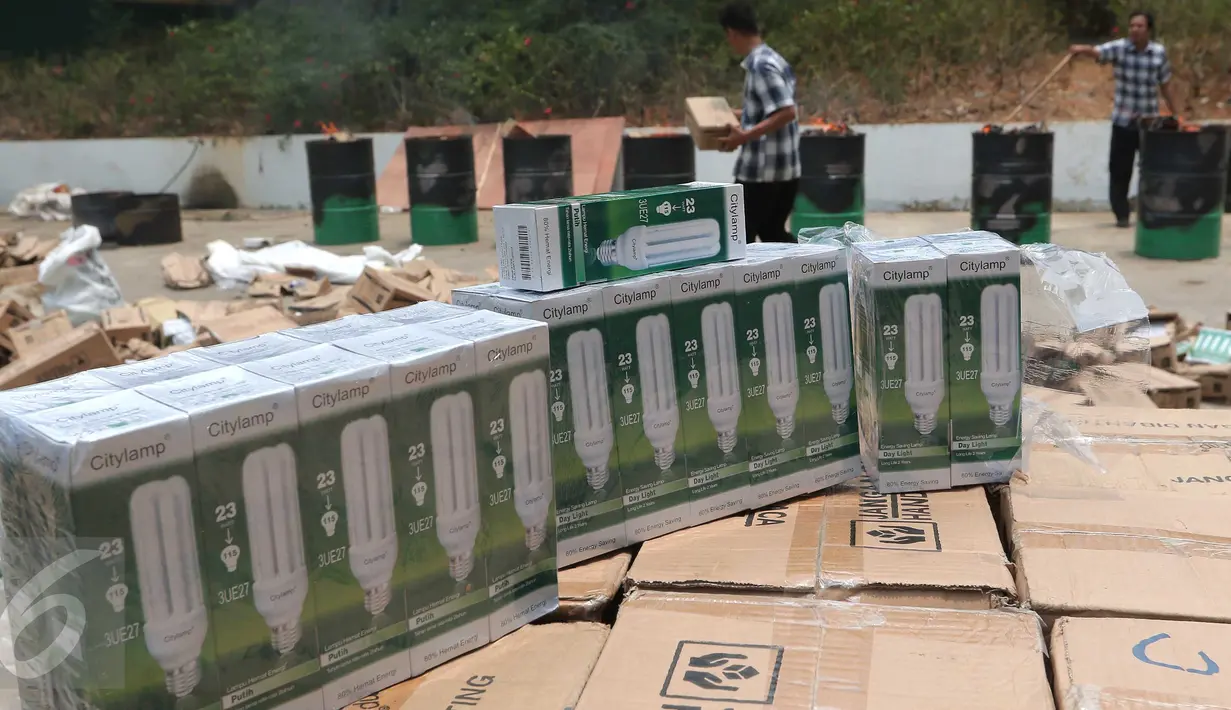 Ribuan kardus produk lampu hemat energi tak ber-SNI siap dimusnahkan oleh petugas di halaman Kemendag, Jakarta, Kamis (29/10). Dirjen SPK Kemendag memusnahkan 60.050 lampu hemat energi dan 79 unit pompa air listrik asal China. (Liputan6.com/Angga Yuniar)