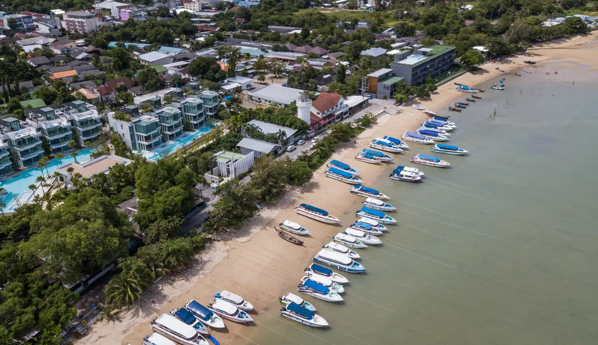 <p>Foto dari udara menunjukkan sejumlah yacht di Phuket, Thailand, 14 September 2020. Pulau ini menjadi salah satu destinasi wisata pantai terbaik di dunia. (Xinhua/Zhang Keren)</p>