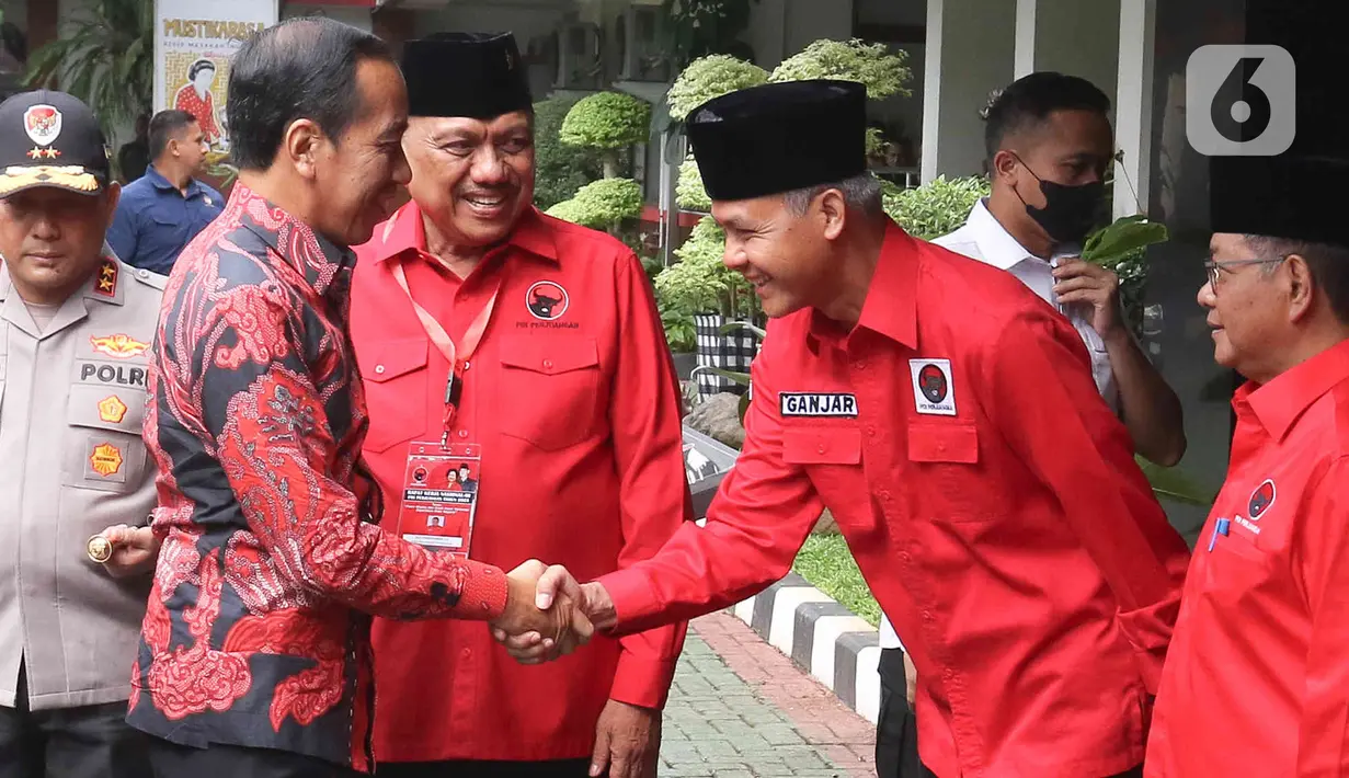 Jokowi disambut oleh bakal calon presiden PDIP Ganjar Pranowo, keduanya bersalaman dan tersenyum ceria. Selain itu sejumlah jajaran DPP PDIP juga turut menyambutnya. (Liputan6.com/Herman Zakharia)