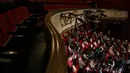 Suasana saat para lansia penghuni panti jompo yang telah menerima vaksin virus corona COVID-19 menyaksikan pertunjukan di EDP Gran Via Theatre, Madrid, Spanyol, 24 Februari 2021. Pandemi COVID-19 di Spanyol mencatatkan kematian sekitar 68.000 orang dari lebih dari 3,1 juta kasus. (GABRIEL BOUYS/AFP)
