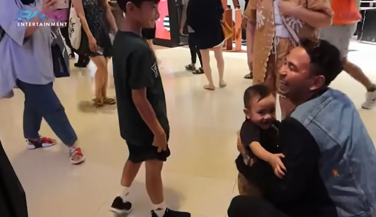 Melihat sang ayah, Rayyanza langsung mendekat dan minta di gendong. Potret bahagia  begitu terlihat dari anak kedua Raffi dan Gigi itu ketemu sang ayah. [Youtube/Rans Entertainment]