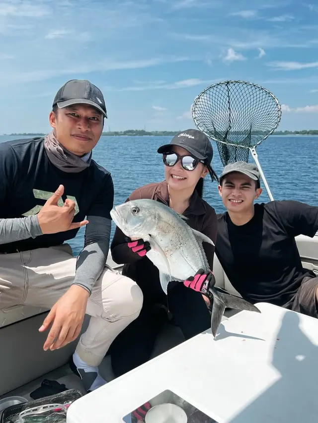 Prilly Latuconsina dan Omara Ngedate di Laut (Instagram/@prillylatuconsina96)