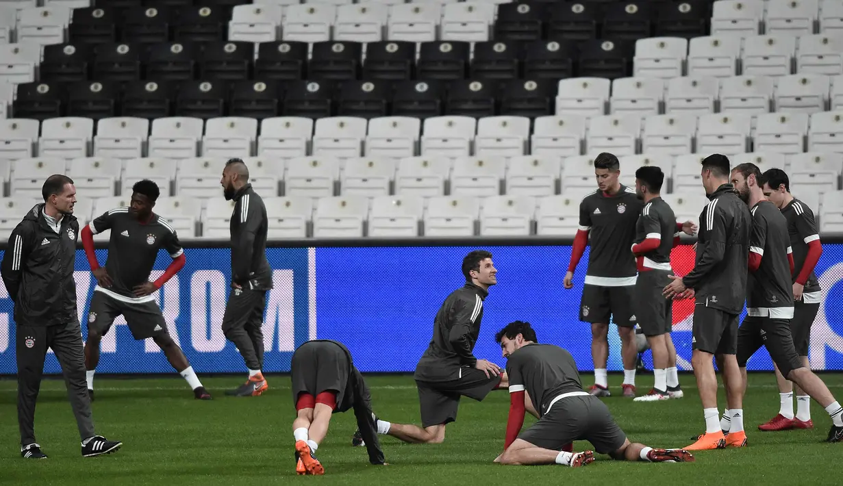 Para pemain Bayern Munchen melakukan pemanasan saat sesi latihan di Stadion Vodafone Park di Istanbul (13/3). Pada leg pertama Munchen menang besar 5-0 atas Besiktas di Jerman. (AFP Photo/Ozan Kose)