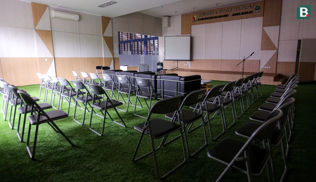 Ruang konferensi pers di dalam Stadion Si Jalak Harupat, Kecamatan Kutawaringin, Kecamatan Bandung, Jawa Barat yang tengah dipersiapkan untuk salah satu venue Piala Dunia U-17 2023 pada Sabtu (21/10/2023). (Bola.com/Bagaskara Lazuardi)