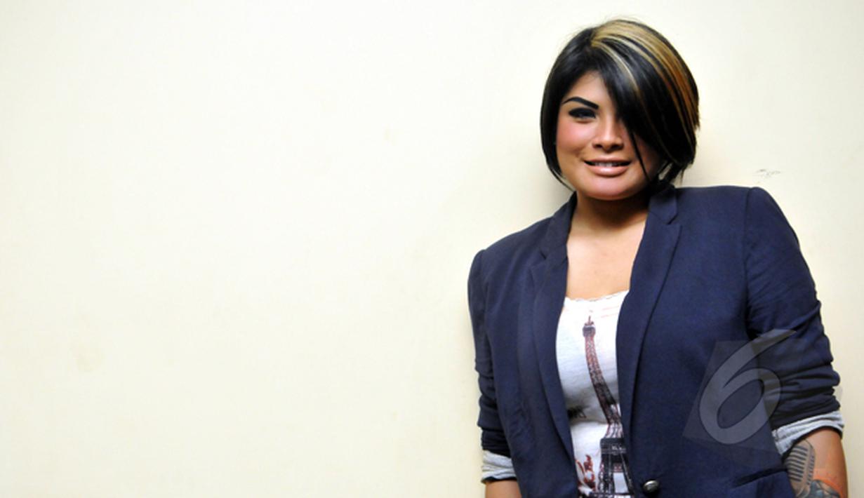 Nania Idol saat menghadiri konferensi pers peluncuran singgle pertama dari grup musik FIRE (First Idol REunion), Jakarta, Jumat (23/1/2015). (Liputan6.com/Panji Diksana)