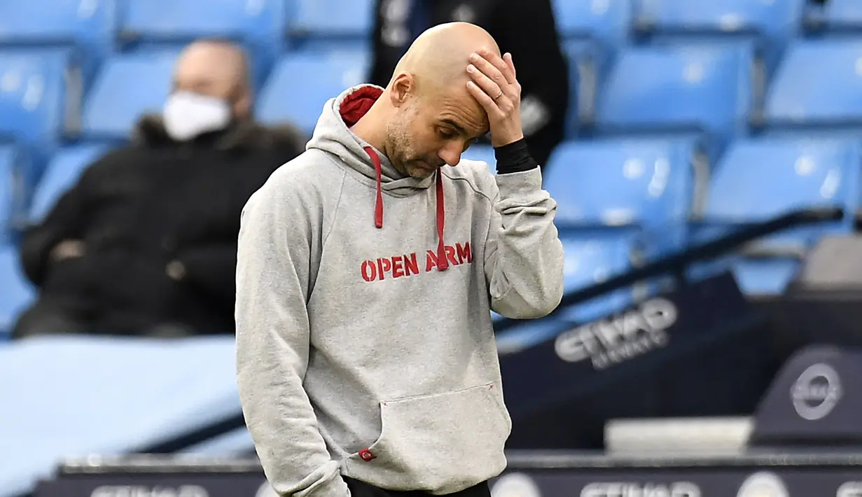 Manajer tim Manchester City, Pep Guardiola tampak kecewa dengan penampilan timnya saat menghadapi Manchester United dalam laga lanjutan Liga Inggris 2020/21 di Etihad Stadium, Minggu (7/3/2021). Mancity kalah 0-2 dari MU. (AFP/Peter Powell/Pool)