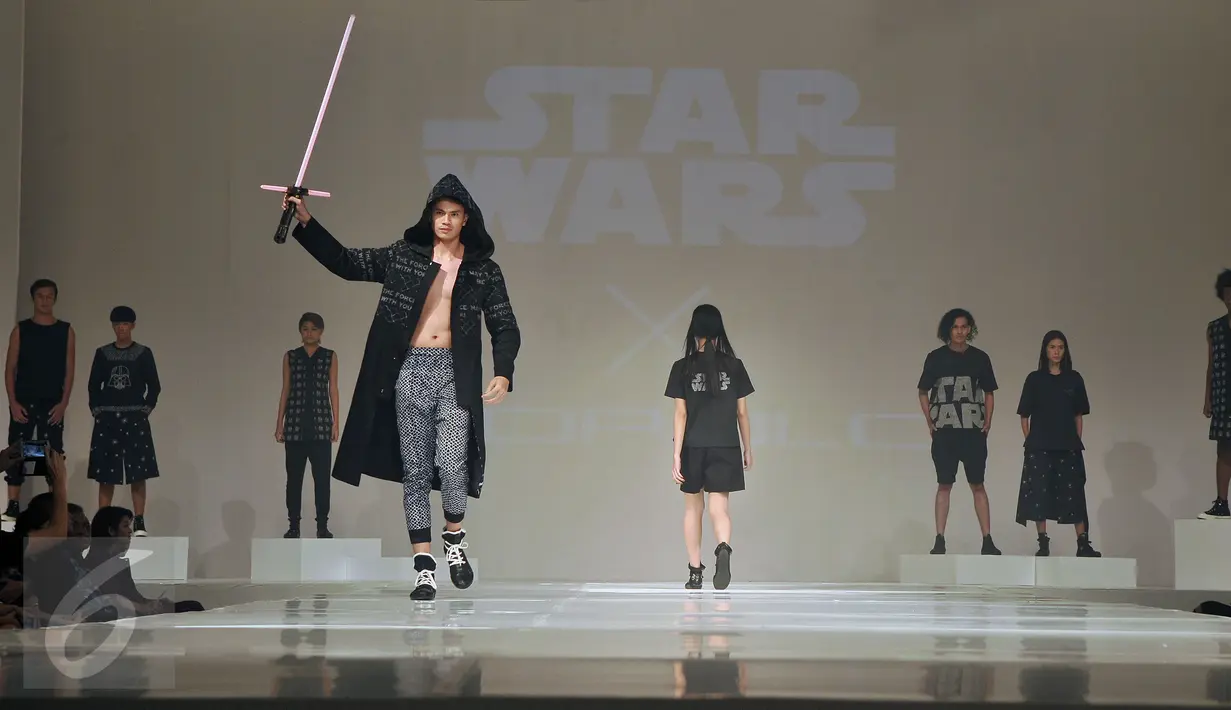 Seorang model membawa ligthsaber seperti yang ada di film Star Wars saat mengenakan busana Populo Batik karya Desainer Bai Soemarlono dan Joseph Lim pada Fashion Show yang di selenggarakan di Senayan City, Jumat Malam, (3/6). (Liputan6.com/Johan Tallo)