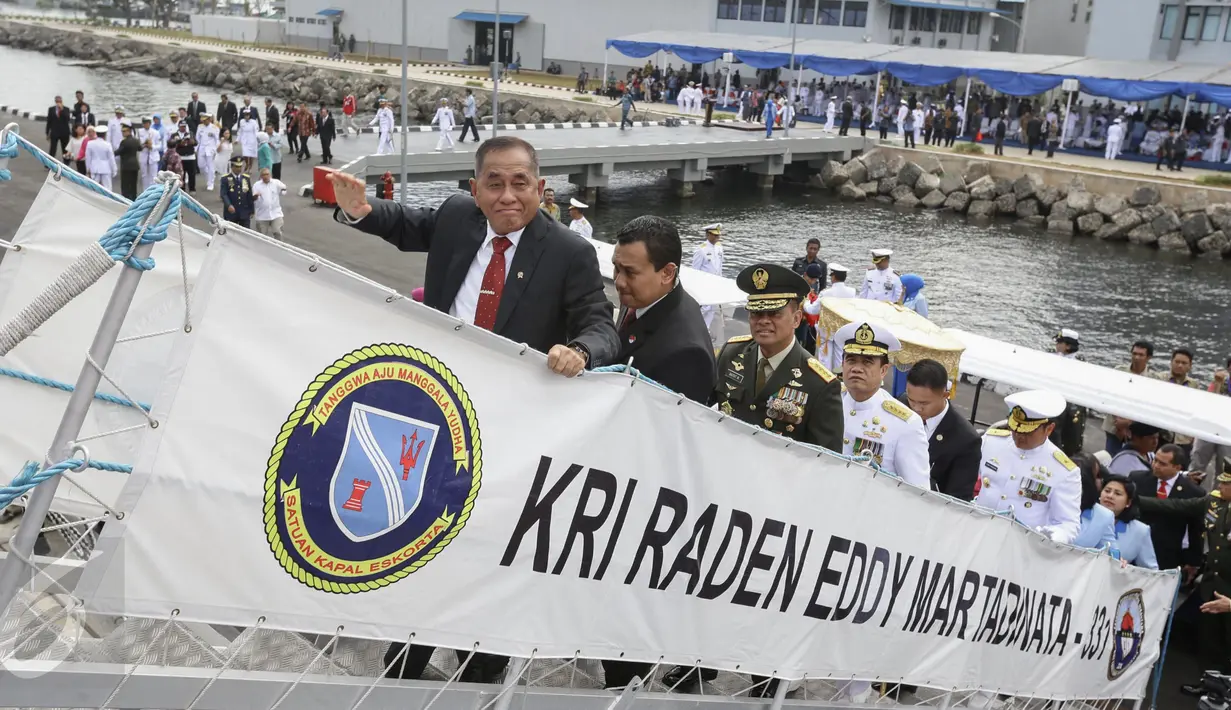 Menteri Pertahanan Ryamizard Ryacudu saat tiba di KRI Raden Eddy Martadinata 331 di Kompleks Satuan I Koarmabar Pondok Dayung, Tanjung Priok, Jakarta, Jumat (7/4). (Liputan6.com)