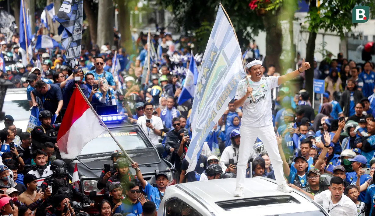 Gubernur Jawa Barat, Dedi Mulyadi, ikut merayakan Persib Bandung juara BRI Liga 1 dari Balai Kota menuju Gedung Sate, Bandung, Jawa Barat, Minggu, (25/5/2025). Pemain dan ribuan bobotoh tumpah ruah merayakan keberhasilan Maung Bandung juara Liga 1. (Bola.com/M Iqbal Ichsan)