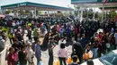 Antrean puluhan warga di tengah kelangkaan BBM di sebuah SPBU di Morelia, Meksiko, Selasa (8/1). Kelangkaan BBM tersebut akibat terjadinya pencurian dari jaringan pipa dan dari internal Pemex, perusahaan minyak milik negara. (ENRIQUE CASTRO/AFP)