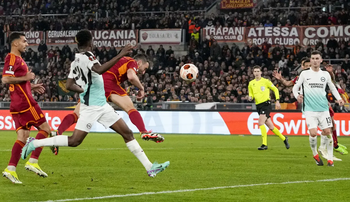 Pemain AS Roma, Bryan Cristante menyundul bola untuk mencetak gol kelima timnya ke gawang Brighton pada laga leg pertama 16 besar Liga Europa 2023/2024 di Olympic Stadium, Roma, Italia, Jumat (08/03/2024) dini hari WIB. (AP Photo/Alessandra Tarantino)