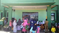 Ibu-ibu wali murid datangi Dinas Pendidikan Sumenep. Foto: Mohamad Fahrul/Liputan6.com