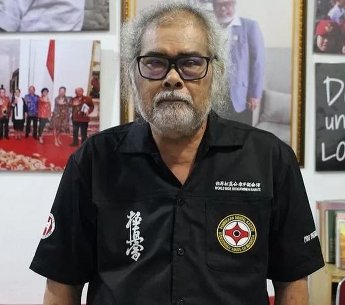 Dalam mengenangnya, mari kita lihat beberapa kasus selebriti yang pernah ditangani oleh beliau sepanjang perjalanan kariernya.