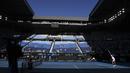 Petenis Italia, Jannik Sinner melakukan servis kepada Alex de Minaur dari Australia selama pertandingan putaran keempat mereka di Rod Laver Arena pada kejuaraan tenis Australia Terbuka di Melbourne, Australia, Senin, 24 Januari 2022. (AP Photo/Andy Brownbill)