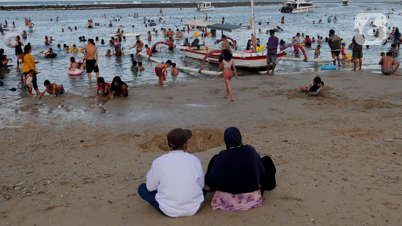 Pantai Sanur Dipadati Wisatawan