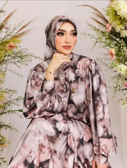 <p>Ini dia potret Zaskia Gotik saat menjadi model barang dagangannya sendiri. Wanita 33 tahun ini makin menawan usai memutuskan berhijab sepulang umroh di akhir 2023 lalu. (Liputan6.com/IG/zaskia_gotix)</p>
