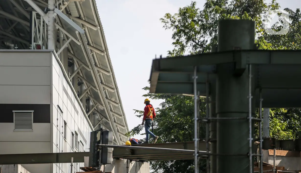 Aktivitas pekerja di area proyek pembangunan skybridge di simpang CSW, Jakarta Selatan, Senin (27/7/2020). Proyek yang akan mengintegrasikan Halte Transjakarta Koridor 1 (Blok M-Kota) dan Koridor (Ciledug-Mampang) dengan Stasiun MRT Asean ditargetkan rampung akhir 2020. (Liputan6.com/Faizal Fanani)
