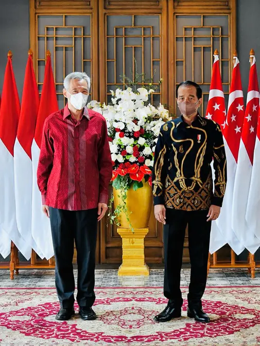 Presiden Joko Widodo (kanan) berfoto dengan PM Singapura Lee Hsien Loong di The Sanchaya Resort Bintan, Kabupaten Bintan, Provinsi Kepulauan Riau, Selasa (25/1/2022). Kehadiran PM Lee di Bintan ini untuk menghadiri Leaders’ Retreat Indonesia-Singapura. (Laily Rachev/Biro Pers Setpres)