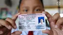 Seorang siswa menunjukkan Kartu Identitas Anak (KIA) di SD Negeri 01 Sawah Baru, Ciputat, Jumat (27/4). KIA diberikan kepada anak-anak yang berusia dibawah 17 tahun. (Merdeka.com/Arie Basuki)