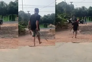 Tangkapan layar video viral yang memperlihatkan aksi duel menggunakan senjata tajam jenis pedang di Kabupaten Lampung Timur. (Liputan6.com/Istimewa).