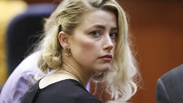 Amber Heard dalam persidangan melawan Johnny Depp. (Evelyn Hockstein/Pool via AP)