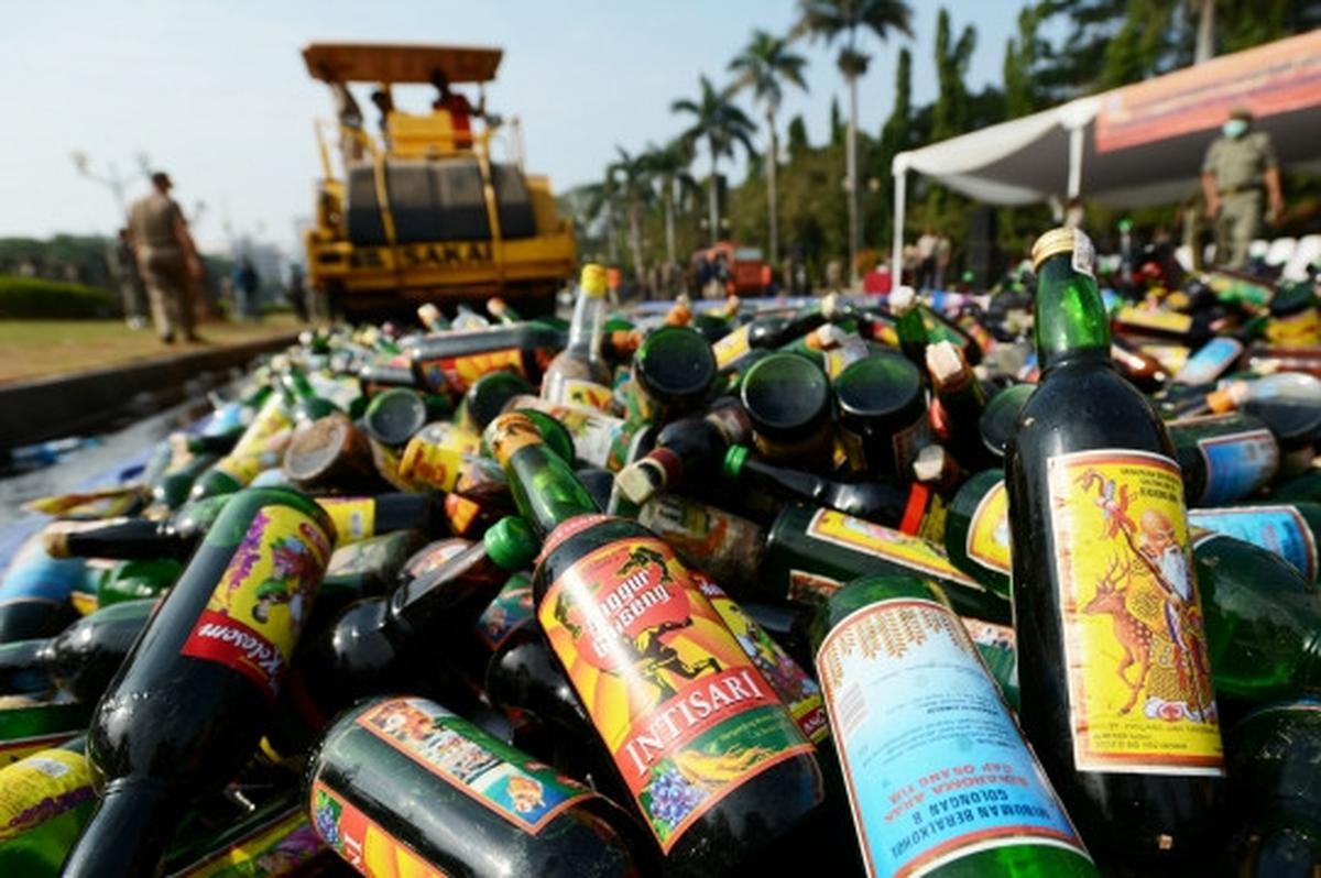 Pemusnahan 11.321 botol miras ilegal di Monas