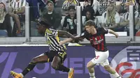 Moise Kean Juventus, kiri, berebut bola dengan Matteo Gabbia dari AC Milan, saat pertandingan sepak bola Serie A antara Juventus dan AC Milan di stadion Turin Allianz, Italia, Minggu, 28 Mei 2023. (Tano Pecoraro/LaPresse via AP )