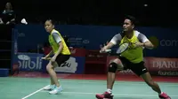 Ganda campuran Indonesia, Tontowi Ahmad / Winny Kandow, saat melawan Chan Peng Soon / Goh Liu Ying, pada Indonesia Open 2019 di Istora Senayan, Jumat (19/7). Tontowi / Winny kalah 11-21, 21-14 dan 14-21. (Bola.com/Yoppy Renato)