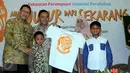 Bupati Batang, Yoyok Riyo Sudibyo bersama keluarga berfoto bersama dengan Menteri Agama Lukman Hakim Saifuddin usai berbicara pada seminar Kekuatan Perempuan Inspirasi Perubahan di Jakarta, Sabtu (23/4/2016). (Liputan6.com/Helmi Fithriansyah)