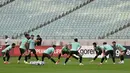 Para pemain Portugal melakukan pemanasan dalam sesi latihan di Baku (6/9/2021). Portugal akan menghadapi Azerbaijan dalam lanjutan Kualifikasi Piala Dunia 2022 zona Eropa Grup A  di Baku Olimpiya Stadionu, Baku, Azerbaijan. (AFP/Toflik Babayev)