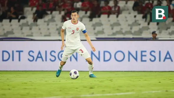 Kapten Timnas Indonesia, Jay Idzes, saat laga kontra Arab Saudi di Kualifikasi Piala Dunia 2026 zona Asia yang digelar di Stadion Utama Gelora Bung Karno (SUGBK) Senayan, Jakarta, Selasa (19/11/2024) malam WIB. (Bola.com/Abdul Aziz)