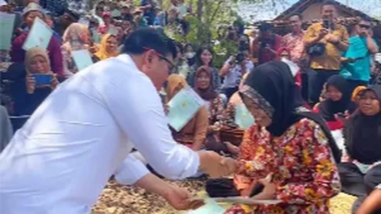 Selain acara itu, Hadi Tjahjanto juga membagi-bagikan sertifikat kepada warga pada Jumat (10/12).