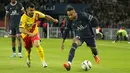<p>Penyerang Paris Saint-Germain (PSG) Neymar berebut bola dengan penyerang Lens Corentin Jean dalam pekan ke-34 Ligue 1 di Parc des Princes, Minggu (24/4/2022) dini hari WIB. PSG sudah memastikan gelar juara Ligue 1 Prancis berkat hasil imbang 1-1 dengan tamunya Lens. (AP Photo/Michel Euler)</p>