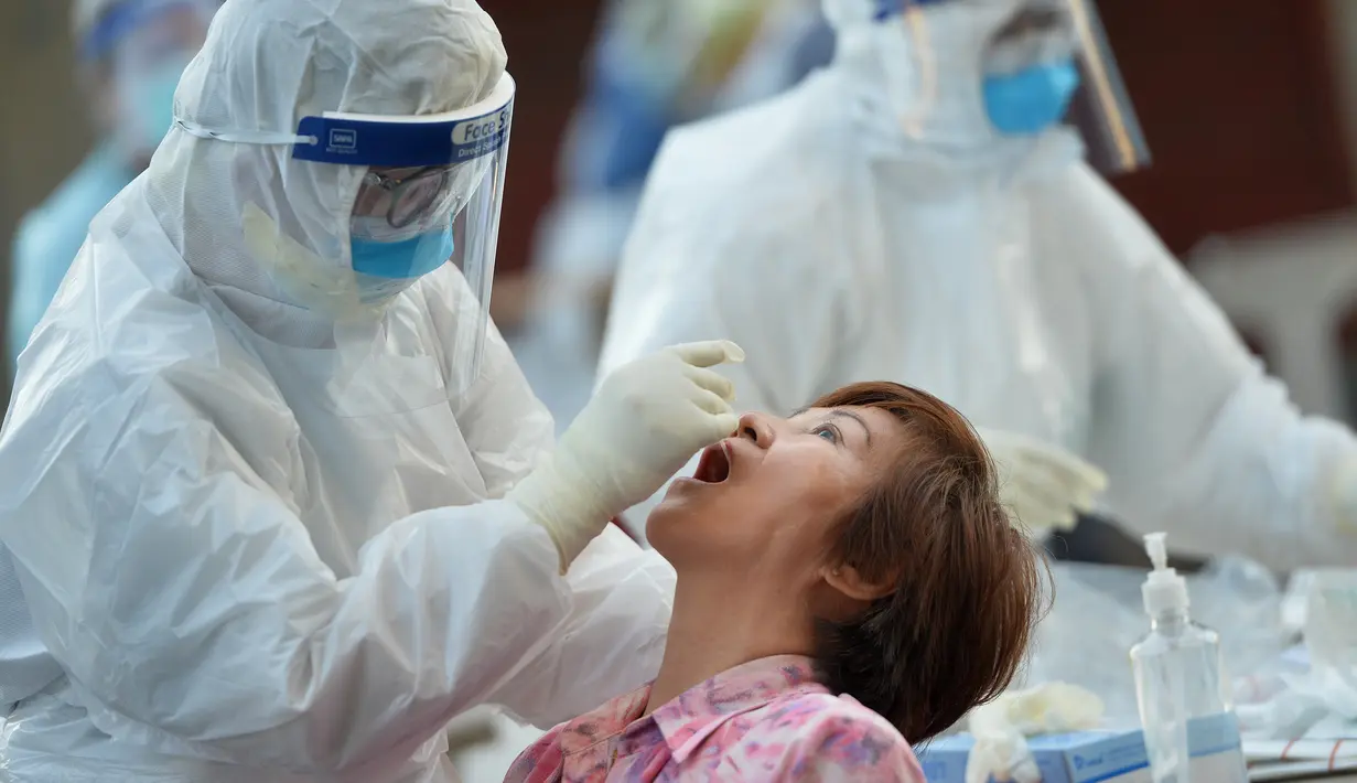 Petugas mengambil sampel swab dari warga untuk tes COVID-19 di Provinsi Samut Sakhon, Thailand, pada 22 Desember 2020. Jumlah kasus COVID-19 di Thailand terus meningkat pada Selasa (22/12), yang sebagian besar terkait dengan pasar makanan laut di Provinsi Samut Sakhon. (Xinhua/Rachen Sageamsak)