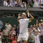 Roger Federer memenangkan gelar juara Wimbledon ke-8 usai mengalahkan Marin Cilic, Minggu (16/7/2017) (AP Photo/Tim Ireland)