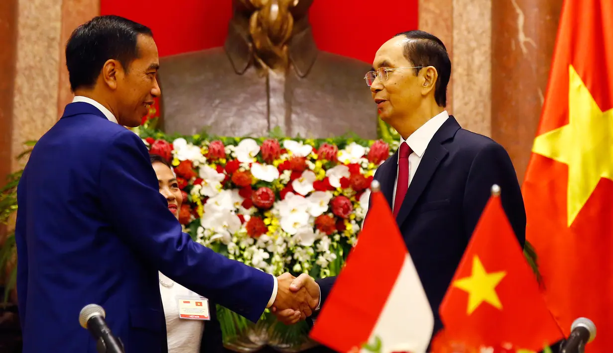 Presiden Joko Widodo bersalaman dengan Presiden Vietnam Tran Dai Quang setelah upacara penyambutan di Istana Kepresidenan, Hanoi, Vietnam (11/9). (AP Photo/Bullit Marquez)