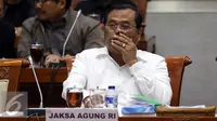 Jaksa Agung HM Prasetyo saat mengikuti rapat kerja dengan Komisi III DPR di Kompleks Parlemen, Senayan, Selasa (6/12). Serta termasuk penjelasan soal target dari Kejaksaan Agung ke depan. (Liputan6.com/Johan Tallo)