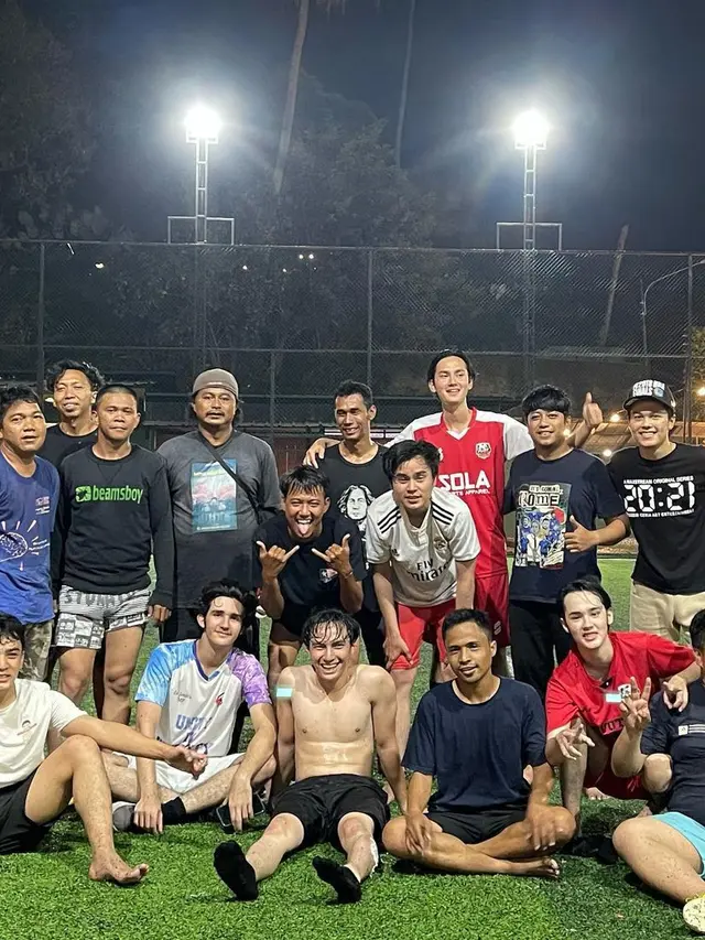 Potret kompak Farhan Rasyid bersama pemain My Love My Enemy Season 2 (Foto: Instagram/@farhanrasyidd)