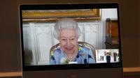 Ratu Elizabeth II memberikan senyuman pertamanya di depan publik sejak pemakaman Pangeran Philip. (Foto: Twitter Royal Family)