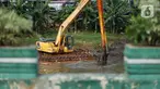 Petugas Dinas Sumber Daya Air dengan alat berat mengeruk sampah bercampur lumpur di aliran Banjir Kanal Barat, Jakarta, Rabu (14/10/2020). Pemprov DKI terus melakukan pengerukan serta pembersihan untuk mencegah pendangkalan juga mengantisipasi banjir di musim hujan. (Liputan6.com/Immanuel Antonius)